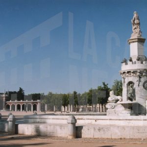 Fuente de Venus (o de la Mariblanca), con la Iglesia de San Antonio al fondo, en la Plaza de San Antonio en Aranjuez