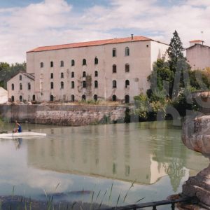 Antigua Fábrica de Harina desde el Jardín del Parterre en Aranjuez, con piragüista navegando por el río