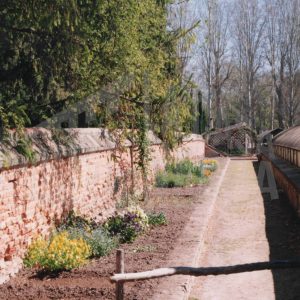 Muro de ladrillo junto a los Antigüos Invernaderos Reales en el Jardín del Príncipe en Aranjuez