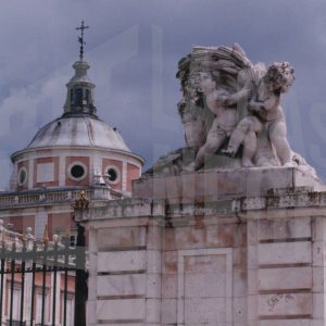 Detalle de la Torre Norte del Palacio Real de Aranjuez desde la Plaza Elíptica (o de la Parada de Palacio), con primer plano de detalle escultórico de la verja de cierre del Patio de Armas.