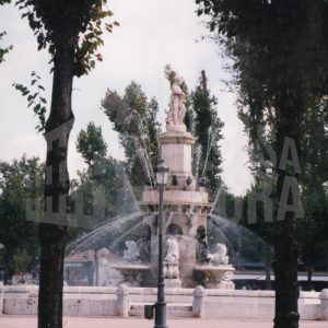 Fuente de Venus (o de la Mariblanca) con el Bar El Brillante al fondo, en la Plaza de San Antonio en Aranjuez