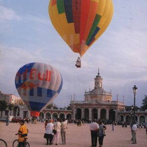 Globos aerostáticos en la Plaza de San Antonio, junto a la Iglesia de San Antonio, en Aranjuez