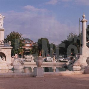 Fuente de Hércules y Anteo con la Plaza de Rusiñol al fondo, en el Jardín del Parterre en Aranjuez