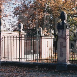Una de las puertas de acceso al Jardín del Príncipe desde la Calle de la Reina en Aranjuez
