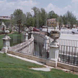 Detalle del foso perimetral (o ría) del Jardín del Parterre junto a la Plaza de Rusiñol en Aranjuez