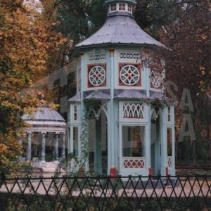 Templete Clásico y Pabellón Chinesco en el Estanque Chinesco en el Jardín del Príncipe en Aranjuez