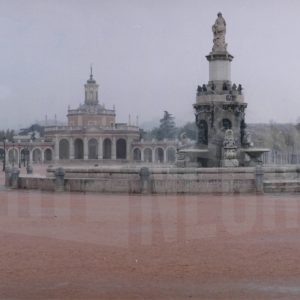 Fuente de Venus (o de la Mariblanca), con la Iglesia de San Antonio al fondo, en la Plaza de San Antonio en Aranjuez