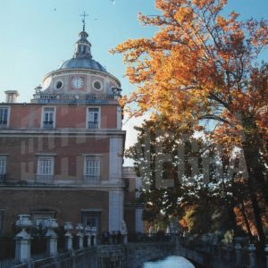 Torre norte del Palacio Real desde el puente entre el Jardín del Parterre y el Jardín de la Isla,en Aranjuez