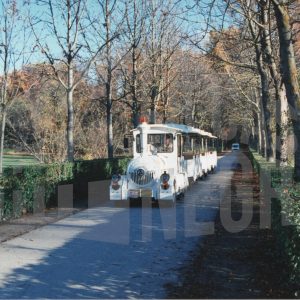 Tren Turístico (Chiquitrén) circulando por las inmediaciones de la Casa del Labrador, en el Jardín del Príncipe de Aranjuez