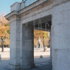 Fuente de Venus (o de la Mariblanca) vista desde los soportales de la Casa de Oficios, en la Plaza de San Antonio en Aranjuez