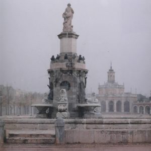 Fuente de Venus (o de la Mariblanca), con la Iglesia de San Antonio al fondo, en la Plaza de San Antonio en Aranjuez