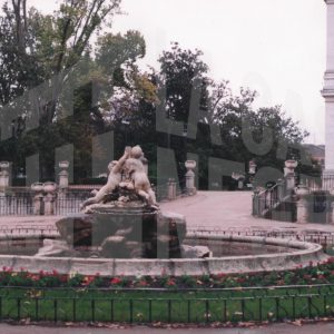Fuente de la Boticaria, con Palacio Real al fondo, en el Jardín de la Isla en Aranjuez tras lluvia