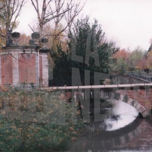 Puente de la Isleta, de acceso al Jardín de la Isla sobre la ría, en Aranjuez