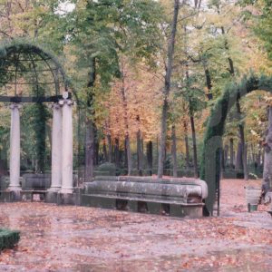 Detalle de la Fuente del Niño de la Espina (nichos y bancos de piedra) en el Jardín de la Isla, en Aranjuez