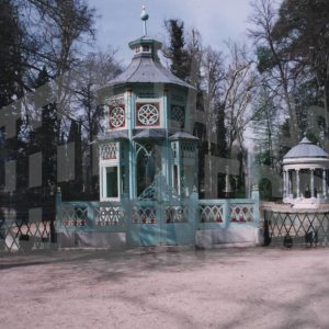 Pabellón Chinesco y detrás el Templete Clásico en el Estanque Chinesco, en el Jardín del Príncipe en Aranjuez