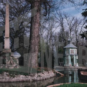 Obelisco, Pabellón Chinesco y detrás el Templete Clásico en el Estanque Chinesco, en el Jardín del Príncipe en Aranjuez