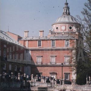 Torre norte del Palacio Real de Aranjuez con la presa y cascada del Tajo en primer plano