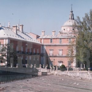 Torre norte del Palacio Real de Aranjuez con la presa y cascada del Tajo en primer plano