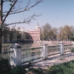 Torre norte del Palacio Real de Aranjuez y río Tajo desde el embarcadero