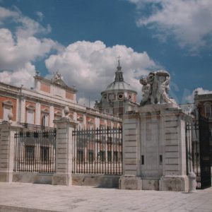 Detalle de la Torre Norte del Palacio Real de Aranjuez desde la Plaza Elíptica (o de la Parada de Palacio), con primer plano de detalle escultórico de la verja de cierre al Patio de Armas.