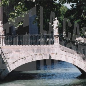 Puente del Canal sobre la ría para acceder al Jardín de la Isla desde el Jardín de la Reina, en Aranjuez
