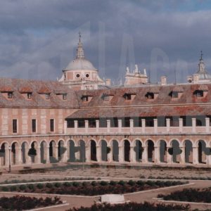 Patio interior de la Casa de Caballeros con las torres del Palacio Real de Aranjuez al fondo