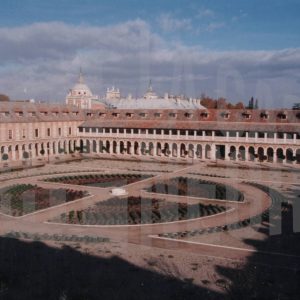 Patio interior de la Casa de Caballeros con el Palacio Real de Aranjuez al fondo