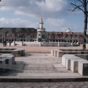 Fuente de Venus (o de la Mariblanca), con las Casas de Oficios y Caballeros detrás y las torres del Palacio Real de Aranjuez al fondo