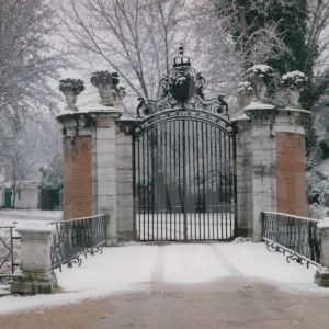Puente de la Isleta tras nevada, desde el Jardín de la Isla, en Aranjuez