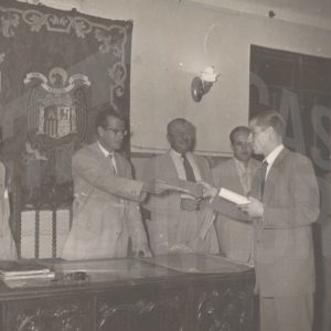 Antonio Talavera recogiendo un premio de dibujo