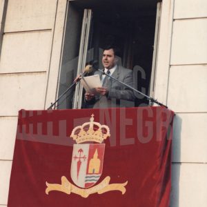 El Alcalde de Aranjuez, Eduardo García, pronuncia un discurso desde el balcón del Ayuntamiento