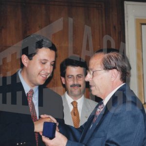 El Presidente de la R.F.E.N. Real Federación Española de Natación) entrega una medalla a Antonio Talavera en presencia del Alcalde de Aranjuez, José María Cepeda