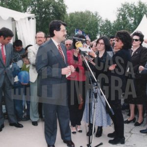 El Alcalde de Aranjuez, José María Cepeda, en la inauguración de la Feria del Automóvil en la Plaza Elíptica (o de la Parada de Palacio) en Aranjuez