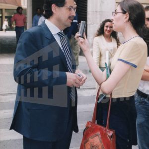 El exalcalde de Aranjuez José María Cepeda atiende a una periodista tras un pleno municipal