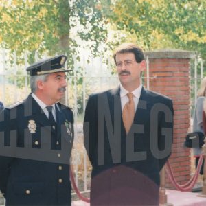 El Alcalde de Aranjuez, José María Cepeda, junto a un mando de la Policía Nacional en la Academia de Oficiales de la Guardia Civil de Aranjuez
