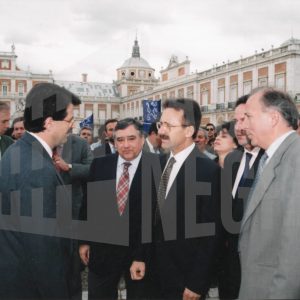 El Alcalde de Aranjuez, José María Cepeda, con el Consejero de Economía y Empleo de la Comunidad de Madrid, Luis Blázquez, y otras autoridades en la inauguración de la Feria del Automóvil en la Plaza Elíptica (o de la Parada de Palacio) en Aranjuez