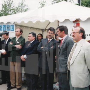 El Alcalde de Aranjuez, José María Cepeda, con otras autoridades en la inauguración de la Feria del Automóvil en la Plaza Elíptica (o de la Parada de Palacio) en Aranjuez