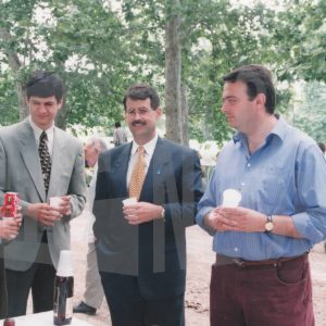 El Alcalde de Aranjuez, José María Cepeda, con concejales y un periodista en un acto oficial en Aranjuez