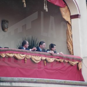 El rey Juan Carlos de Borbón en el palco presidencial de la Plaza de Toros de Aranjuez durante una corrida