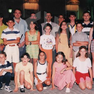 El Alcalde de Aranjuez, José María Cepeda, y su Concejal de Deportes posan con campeones locales de natación de categoría alevín