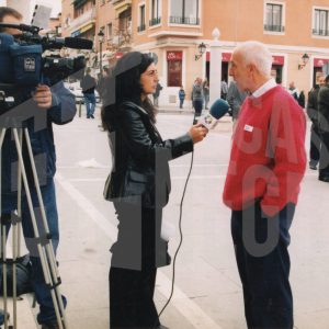 El Alcalde de Aranjuez, Jesús Dionisio, es entrevistado por una periodista en Aranjuez