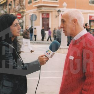 El Alcalde de Aranjuez, Jesús Dionisio, es entrevistado por una periodista en Aranjuez