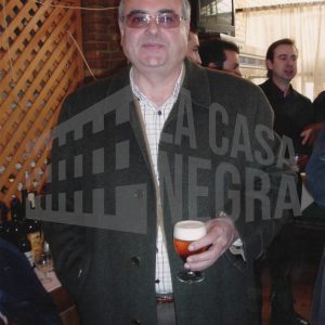 Retrato del Alcalde de Aranjuez, Eduardo García, tomando una cerveza