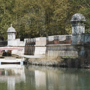 Barco turístico amarrado en el Embarcadero de Fernando VI en el Jardín del Príncipe de Aranjuez