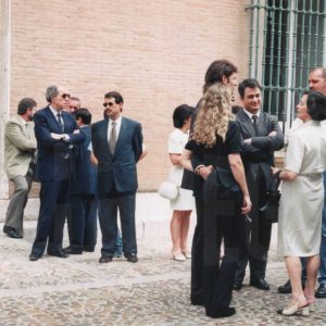 Varias personas a la salida del funeral por Victoria Kamhi, esposa de Joaquín Rodrigo, en  la Capilla del Palacio Real de Aranjuez