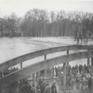 Numerosas personas observan desde el Puente Barcas la crecida del río Tajo a su paso por  Aranjuez