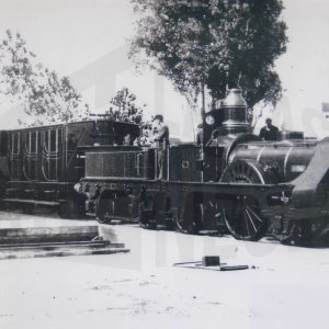 Dos personas en un tren con máquina a vapor