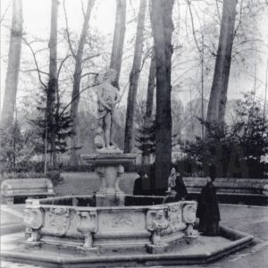 Tres personas en la Fuente de Vertumno en el Jardín de la Isla de Aranjuez