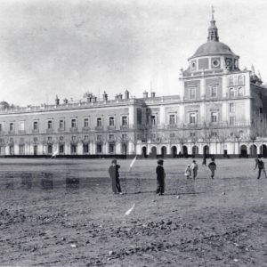Varios niños jugando en la Plaza de las Parejas en Aranjuez