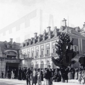 Numerosas personas en la Avenida de Palacio, junto a la verja de la ría del Jardín del Parterre en Aranjuez